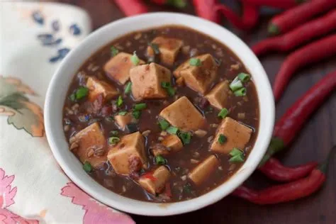  Gānjīn Dòufu: Een Romige Verleiding van Gebraden Tofu en Pittige Chili's!