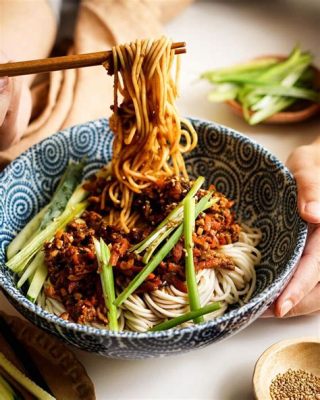  Langfang Zha Jiang Mian: Een Ontbijtvol Harde Knuppel van Umami en Zacht Gebraden Gehakt!