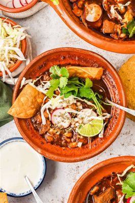  Pozole Rojo: Een hartverwarmend gerecht vol pittige smaken en romige textuur!