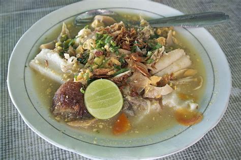  Soto Ayam Rempah: Een hartverwarmend kruidensoepje met een vleugje citrusfrisheid!