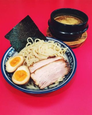  Tsukemen: Een verbluffend spel van texturen en smaken dat je smaakpapillen zal verwennen!