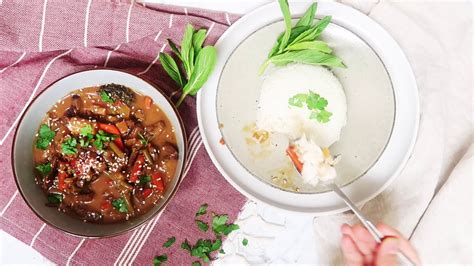  Gegratineerde Mongoolse Lammergebraad Met Romige Yoghurt-Saus: Een Zinnelijk Ballet Van Kruiden En Texturen!