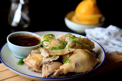  Heyuanse Steamed Chicken: Kan De Ontslaagde Zachtheid Van Kip Samen Met De Snelle Hitte Van Stomen Een Onweerstaanbare Combinatie Creëren?