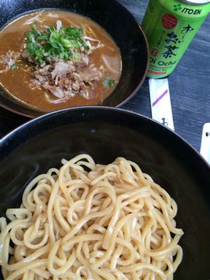 Tsukemen: Een Ontzettend Lekker en Verfrissend Bad Voor Uw Smaakpapillen!